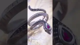 Anel Cobra em Prata 925 Ajust&aacute;vel da Arqu&eacute;tiposhop. Cole&ccedil;&atilde;o Cobra M&iacute;stica em Zirc&ocirc;nias Coloridas