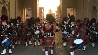 The City of Norwich Pipe Band marching off. / De City of Norwich Pipe Band verlaat de Menenpoort.