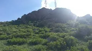 Вид на вершину горы Шатырша в Актогае - вышки телевизионная и сотовой связи 16-ого Мая