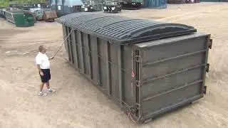Rewald-Rolldeckel f&uuml;r Abrollcontainer in der US-Ausf&uuml;hrung in Aktion