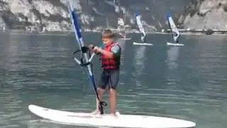 Noah beim Surfen am Gardasee