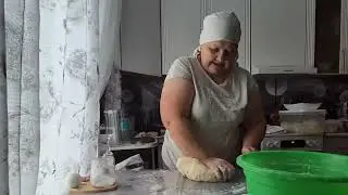 леплю вареники с творогом