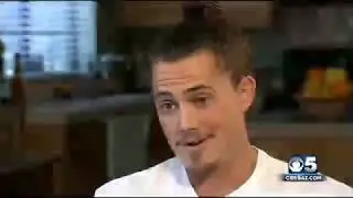 Кэтрин берет интервью у местного участника шоу CBS Survivor Джо Энглима