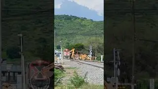 Se Lleva Su Mentada Por Atravesarse Al Tren #ferrocarril #train #railway