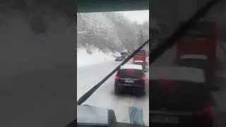 Audi Quattro zieht LKW die Steigung hoch - Audi Quattro towing a truck on the Hill in snow -