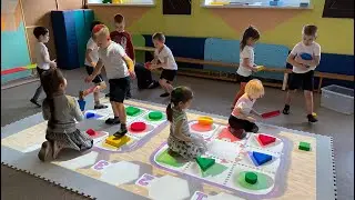 Geometric shapes in interactive games on the projection floor.