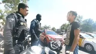 Los POLICÍAS le ponen de mas también 😐 