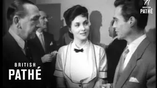 Le star italiane agli studi cinematografici ovvero le star del cinema italiano visitano gli Elstr...