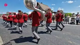 Marschmusik und Marschmusik so weit das Auge reicht