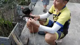 cutting bamboo string to make tetcake