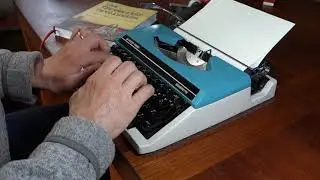 Silver-Reed Silverette ultraportable typewriter demo