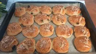 Broodjes met rozijnen, Br&ouml;tchen mit Rosinen, Buns with raisins