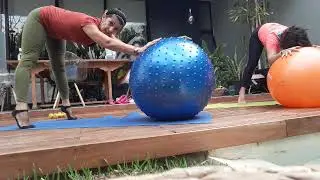 Pilates con pelota grande y pesas