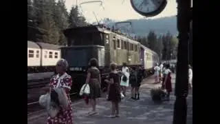 145 155 (Bundesbahn) mit Silberlingen einfahrend im Bahnhof Feldberg B&auml;rental Sommer 1972