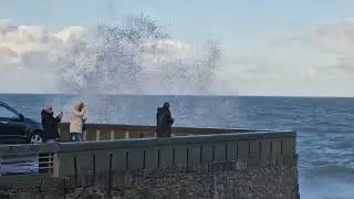Temp&ecirc;te Goretti : les vagues &eacute;claboussent les curieux &agrave; Granville