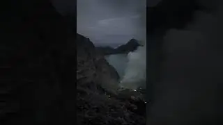 The sunrise over the Ijen volcano, Indonesia 🇮🇩