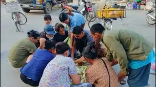 CUONG & LAN busy selling corn at the district market. Together Cure for the little dog
