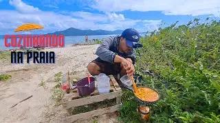 COZINHANDO PEIXE na praia- MOQUECA de corvina e cocoroca- SURFCASTING