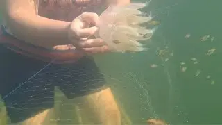 Single girl fishing / Beautiful seafood / Relaxing with nature / fishing