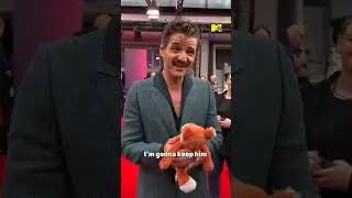 We gifted Pedro Pascal his very own fox at The Wild Robot premiere 🦊❤️