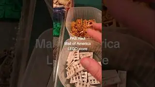 В эти коробки с кубиками, которые продаются в магазине Lego, можно поместить очень много деталей!...