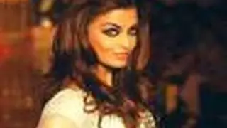 Aishwarya Rai Returns on the Ramp for HDIL India Couture Week 2010
