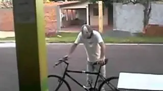 Ivrogne contre son velo
