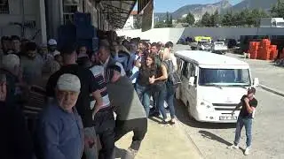 Honaz'da kirazda sert fiyat d&uuml;ş&uuml;ş&uuml;ne sinirlenen &uuml;reticiler alıcı firmayı bastı!