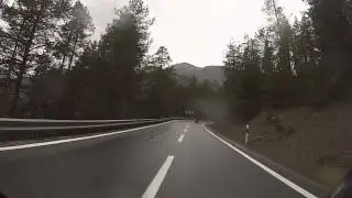 Rutscher mit Motorrad auf nasser Fahrbahn - Alpen