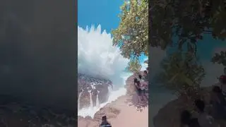 Massive wave breaks on billabong kelingking beach #travel #bali #nusapenida #fypage #shorts #fyp