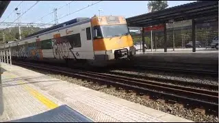 Renfe 447 en simple efectuant parada a Castellbisbal