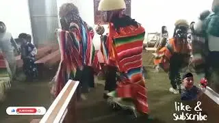 Bailando con los parachicos.