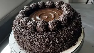 Bolo de chocolate com brigadeiro de maracuj&aacute; 