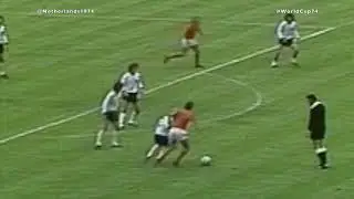 Johan Cruyff makes a 'Cruyffturn' vs Berti Vogts in final #WorldCup74
