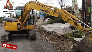 Eksavator Komatsu PC 78 Merapikan Bahu Jalan dan Meloading Material