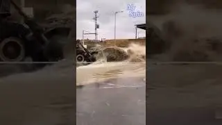 Loader Menguras Genangan Air Setelah Hujan
