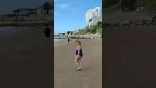 Gente en la playa viola la cuarentena