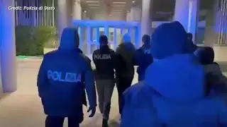Omicidio del CAPOTRENO A BOLOGNA, l'arrivo del presunto killer alla Questura di Brescia
