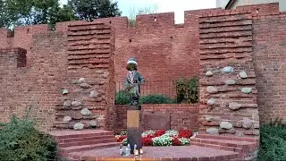 POMNIK MAŁEGO POWSTAŃCA WARSZAWA - MONUMENT TO THE LITTLE INSURGENT WARSAW