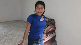Deysi está preocupada por qe siente algo ensu vientre y duele. Fue con la tia Elsa a sacar sus cosas