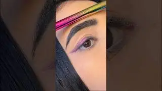 REN&Eacute;E Holographic Eyeliner - Smudge Proof and Long Lasting for a Multi-ChromeAvatar look.