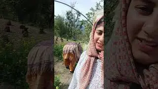 Me or mmi gye sarsoo ka sag lene 😇😇😇