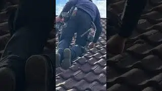 Aufstieg aufs Dach mit zur&uuml;ckschieben der Ziegeln