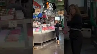 #pikeplacemarket #salmon toss (throwing)