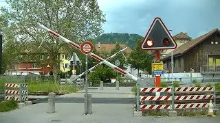 Spoorwegovergang K&ouml;niz (CH) // Railroad crossing // Bahn&uuml;bergang