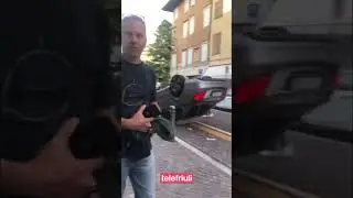 Auto in fuga cappottata in pieno centro a Udine. Scappati gli occupanti