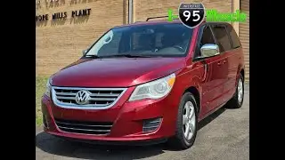 Volkswagen Routan SEL 2012 года на шоссе I-95 Muscle