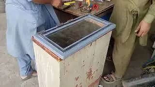 Fitting the fridge door of the bus 116 ||