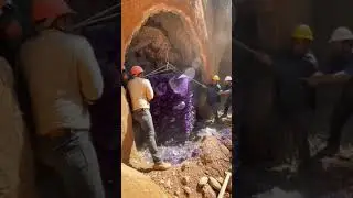 Рабочие пытаются извлечь из пещеры гигантское скопление кристаллов аметиста.