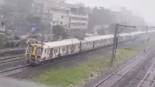 Mini railfanning at nalasopara in heavy rain 15 coach Virar slow arrival